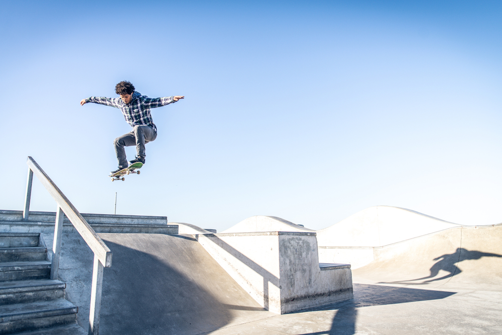 Cool,Skateboarder,Outdoors,-,Afroamerican,Guy,Jumping,With,His,Skate