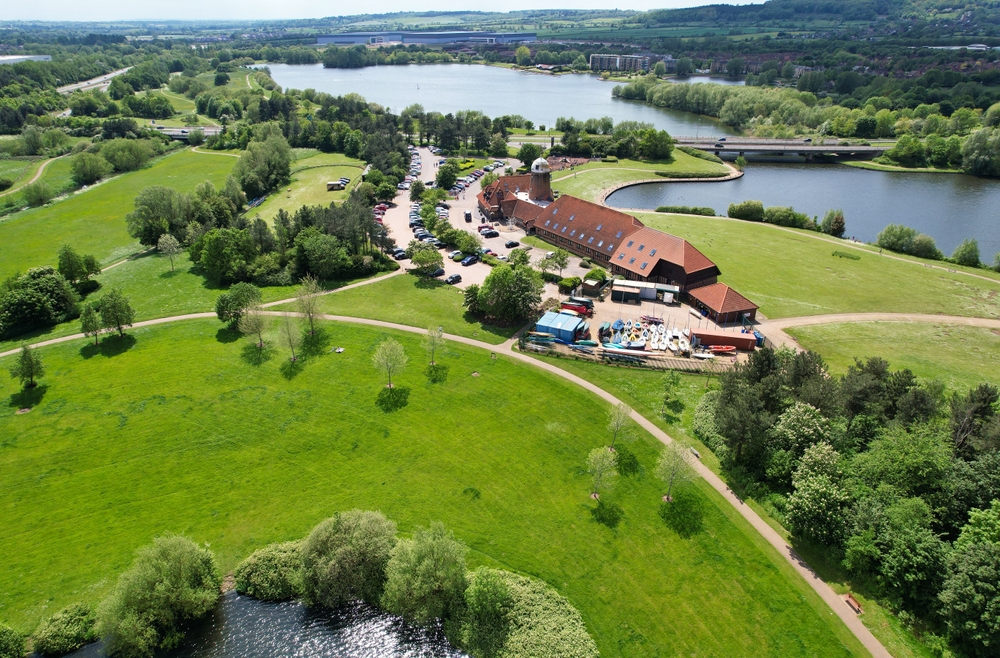 High,Angle,Footage,Of,Caldecotte,Lake,Milton,Keynes